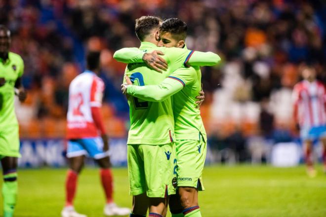 Borja Mayoral y Samu García se abrazan tras el gol en Lugo. (Foto: Levante UD)