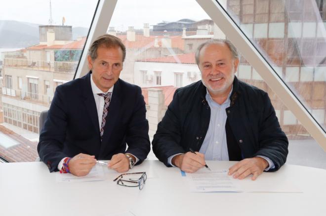 Germán Arteta, director de la Fundación Celta, junto a José Ángel Serantes, presidente del Celta Atletismo (Foto. RCCV).