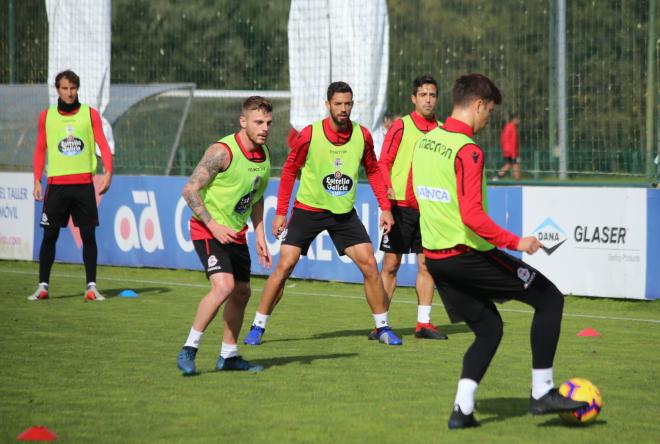 Los jugadores del Dépor hacen un rondo en el entrenamiento en Abegondo (Foto: Iris Miquel).