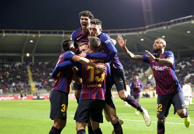 Los jugadores del Barcelona celebran el gol de Lenglet en León.