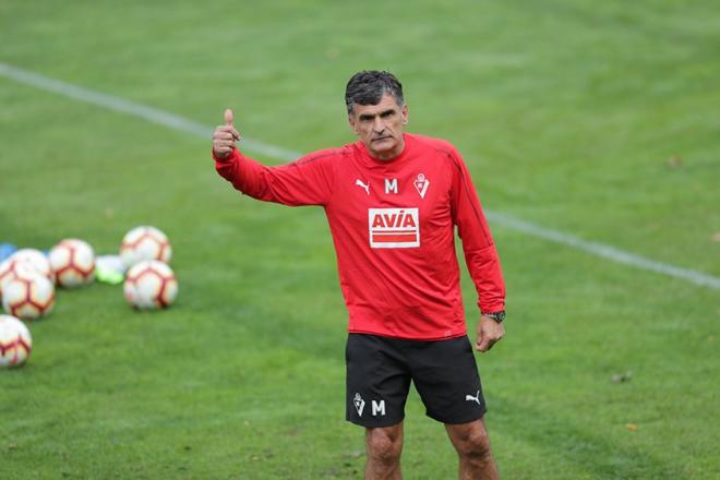 José Luis Mendilibar, durante un entrenamiento con el Eibar (Foto: SDE).