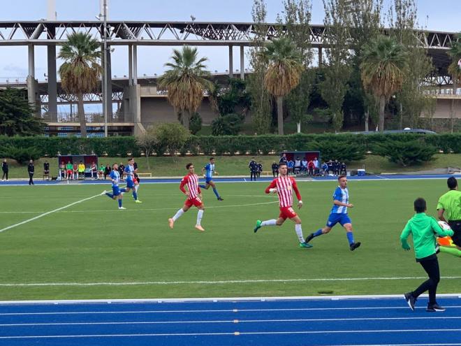 El recogepelotas, devolviendo el balón al jugador del Almería B.