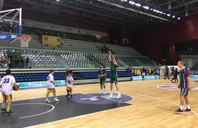 Una imagen del calentamiento del Unicaja en Turín