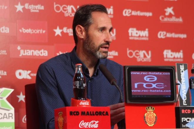 Vicente Moreno, en una rueda de prensa como entrenador del RCD Mallorca (Foto: RCD Mallorca).