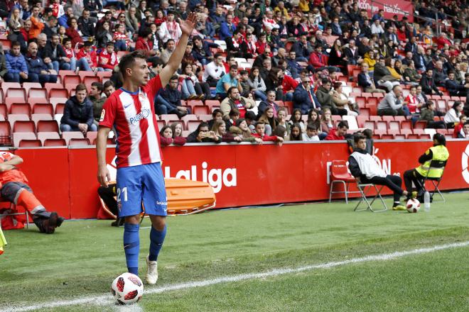 Álvaro Traver se dispone a sacar un córner en el Sporting-Éibar de la Copa del Rey (Foto: Luis Manso).