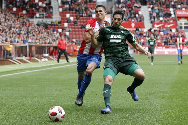 Djurdjevic y Pedro Bigas luchan por el balón en el Sporting-Éibar de la Copa del Rey (Foto: Luis Manso).