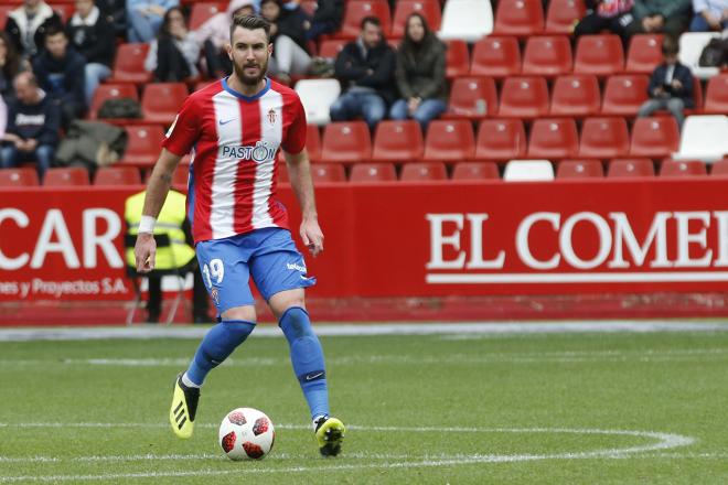 Mathieu Peybernes, en un partido del Sporting de Gijón (Foto: Luis Manso)