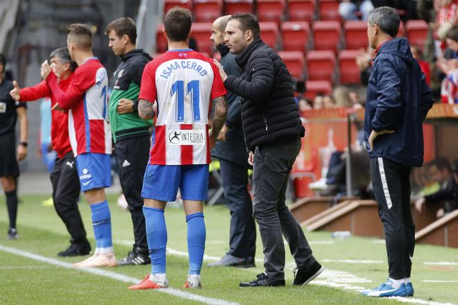 Rubén Baraja le da indicaciones a Isma Cerro durante el Sporting-Éibar de la Copa del Rey (Foto: Luis Manso).