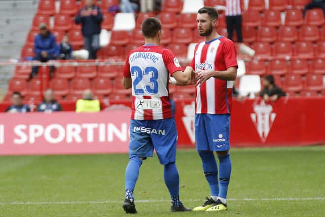 Peybernes y Djurdjevic celebran el gol del serbio en el Sporting-Éibar de Copa (Foto: Luis Manso)