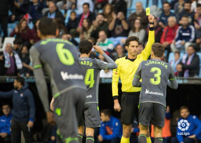 Diego Llorente viendo la cartulina amarilla. (Foto: LaLiga).