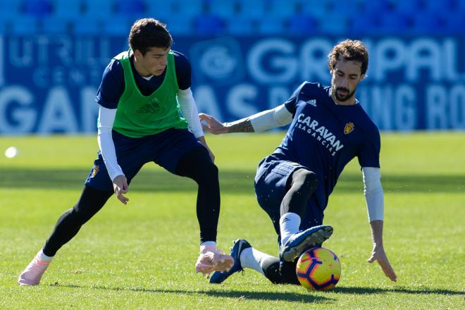 Íñigo Eguaras y Alberto Soro en un entrenamiento en La Romareda (Foto: Daniel Marzo).