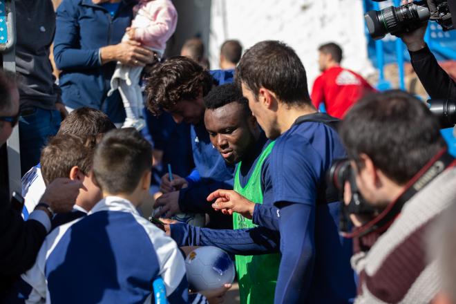 James Igbekeme firma autógrafos en un entrenamiento en La Romareda (Foto: Daniel Marzo).