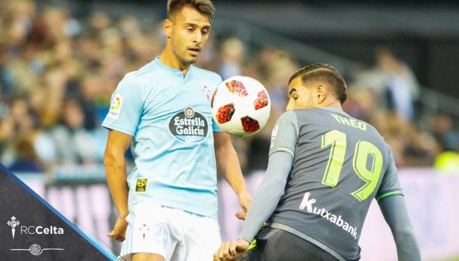 Kevin Vázquez ante Theo Hernandez en el Celta de Vigo-Real Sociedad (Foto: RCCV).