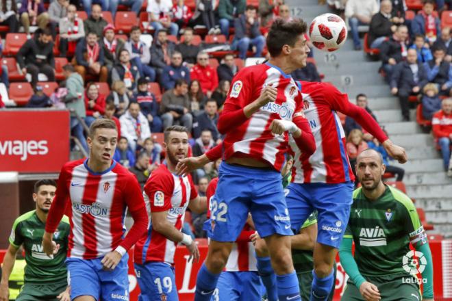 Iván Ramis defiende un balón antes de retirarse del partido ante el Sporting de Gijón (Foto: LaLiga Santander).