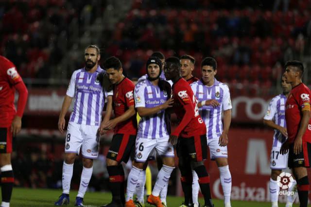 Instante a balón parado del encuentro de ida en el Estadio de Son Moix (Foto: LaLiga Santander).