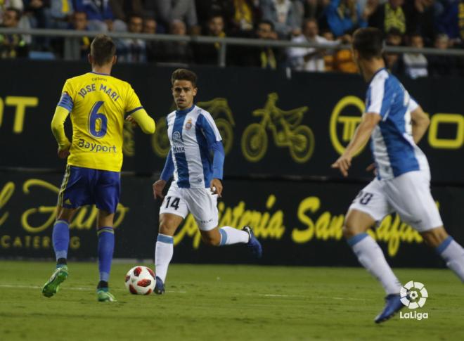 José Mari, atento a la maniobra de Melendo (Foto: LaLiga Santander).