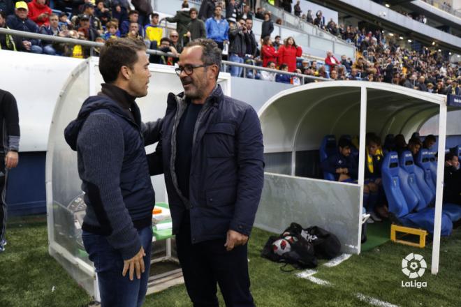 Cervera saluda a Rubi antes del Cádiz-Espanyol de Copa (Foto: LaLiga).