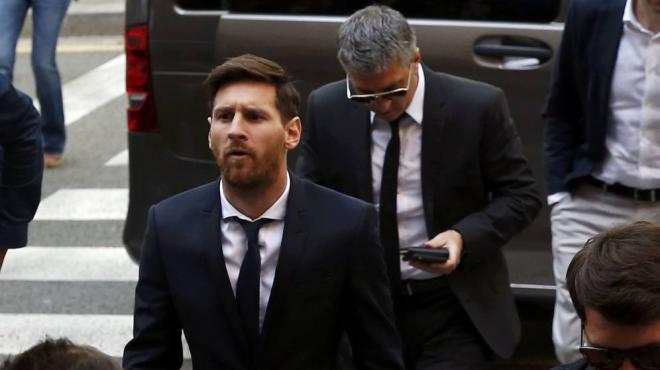 El futbolista del Barcelona Leo Messi y su padre entran a los juzgados.