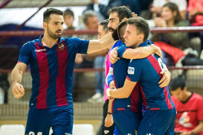 Los jugadores celebran un tanto en Paterna. (Foto: Adolfo Benetó)