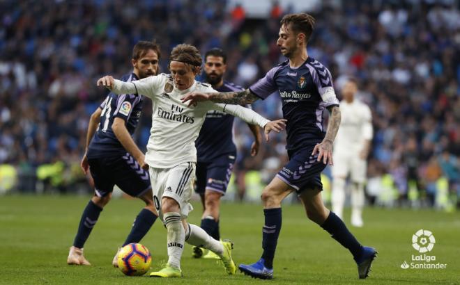 Calero pelea un balón ante Modric en el Bernabéu (Foto: LaLiga).