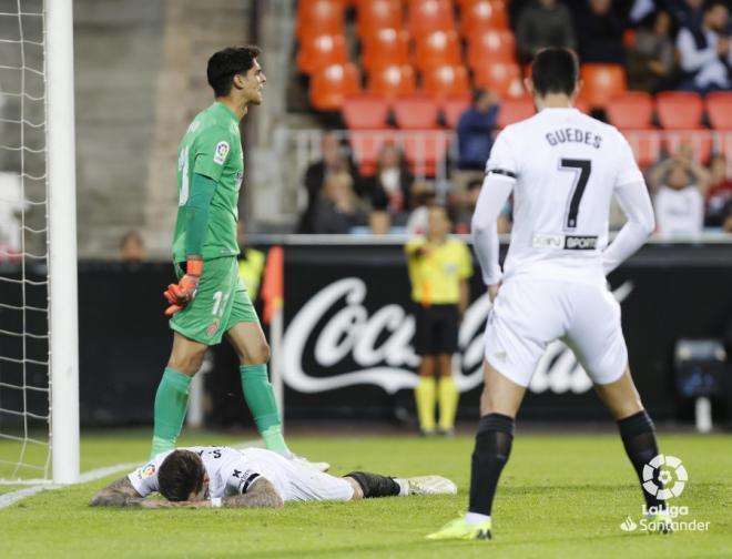 Guedes y Mina lamentan una ocasión perdida en el Valencia-Girona. (Foto: LaLiga)