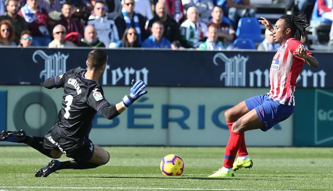 Cuéllar sale a cortar un balón a Gelson Martins.