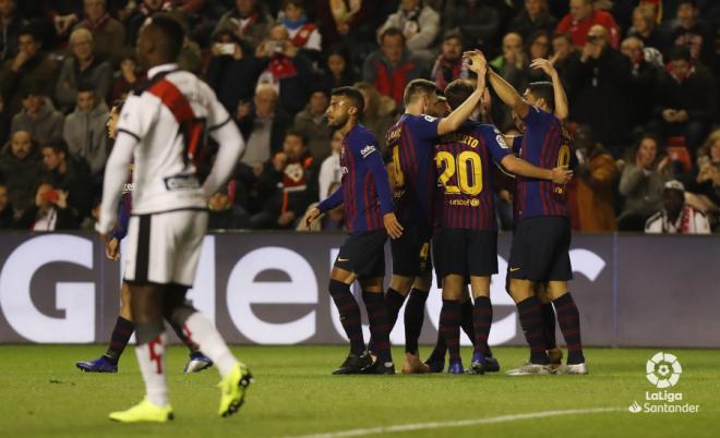 Los jugadores del Barça celebran el gol de Luis Suárez ante el Rayo (Foto: LaLiga).