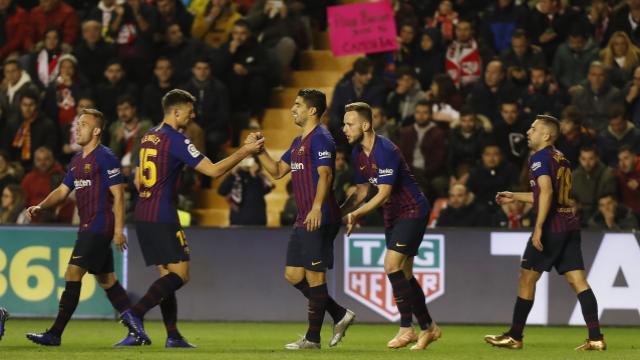 Los jugadores del Barça celebran el gol de Luis Suárez en Vallecas (Foto: LaLiga).