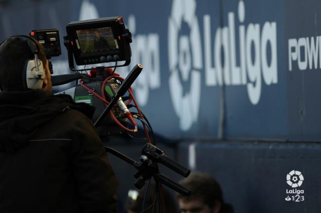 Un operador de cámara, durante un partido del Málaga esta campaña (Foto: LaLiga).
