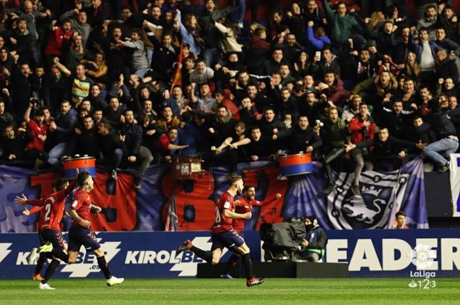Los jugadores del Osasuna celebran un gol en el partido ante el Málaga. (Foto: LaLiga).