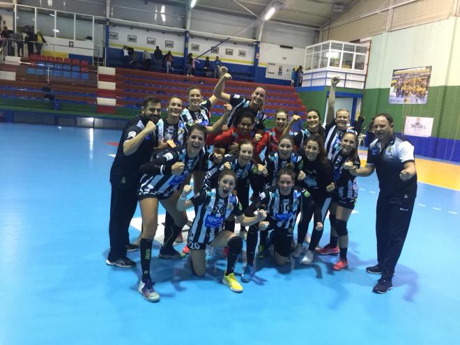 Las jugadoras del Rincón celebran el triunfo.