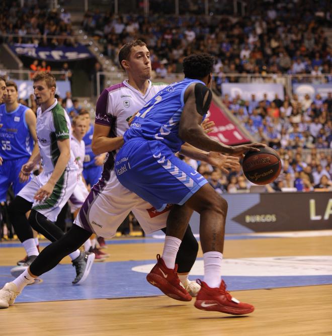 Wiltjer defiende a Thompson (Foto: ACB Photo / M. González).