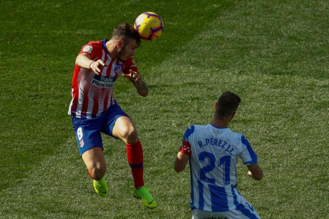 Saúl cabecea un balón ante Rubén Pérez.