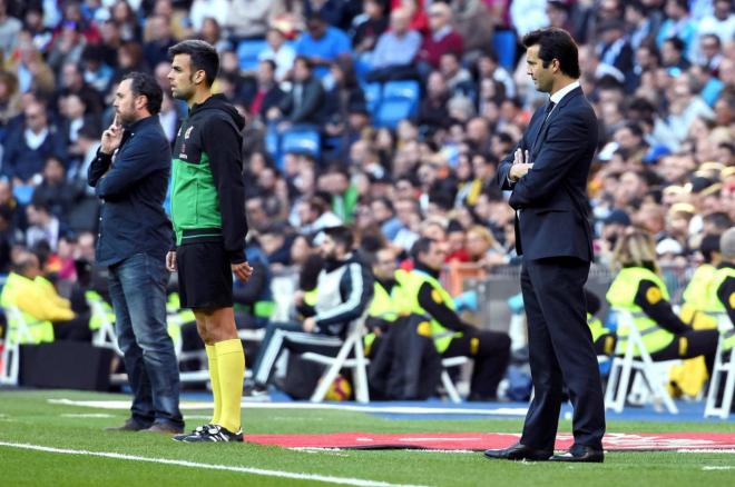 Santiago Solari divisa desde la banda el partido entre Real Madrid y Valladolid.