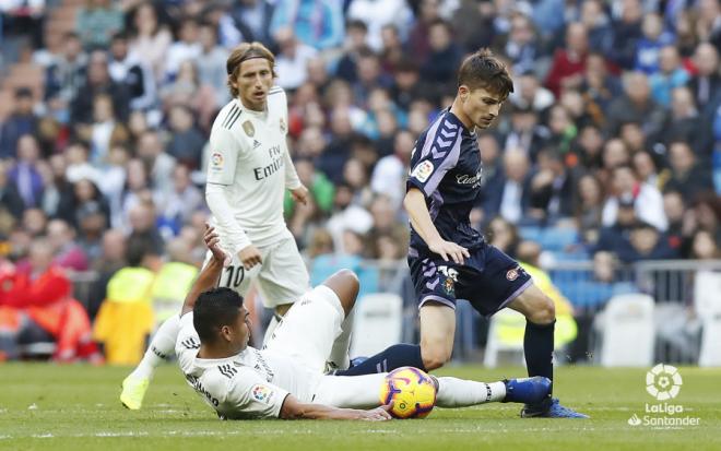 Toni Villa lucha un balón ante Casemiro en el Bernabéu (Foto: LaLiga).