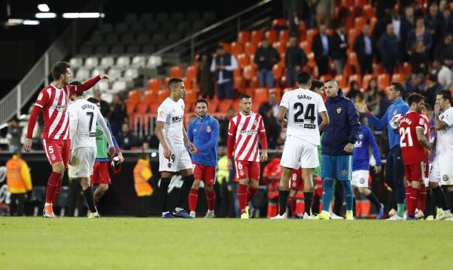 Los jugadores del Valencia tras caer ante el Girona (Foto: David González).