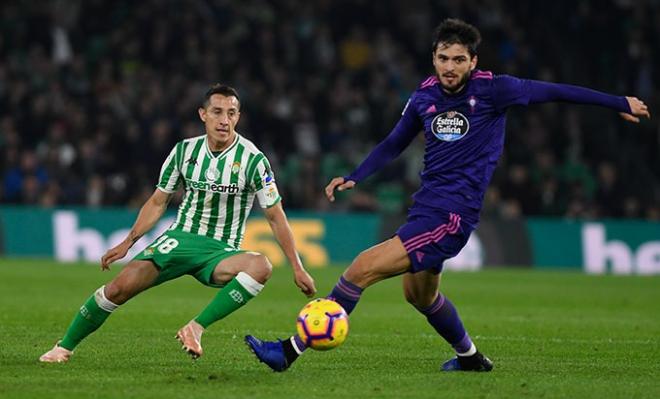 Okay Yokuslu controla el balón ante Andrés Guardado en el Betis-Celta (Foto: Kiko Hurtado).