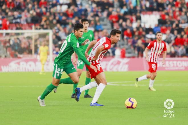 Cristian Salvador lucha un balón ante un jugador del Almería (Foto: LaLiga).