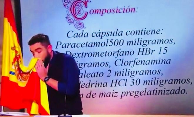 Dani Mateo se suena la nariz con la bandera de España.