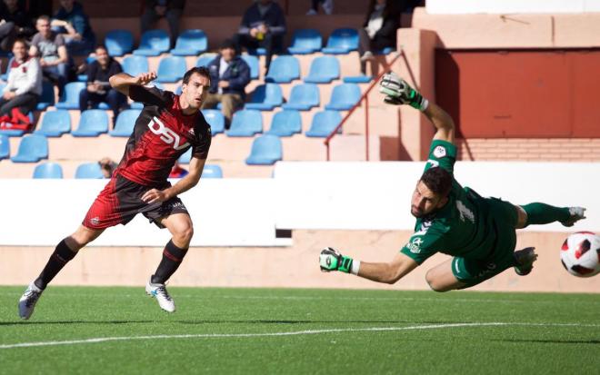 Álvaro García anota el primer gol del Unión Adarve ante Samu Pérez (Foto: AD Unión Adarve).