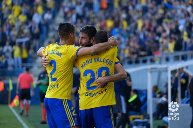 Manu Vallejo y Brian Oliván felicitan a José Mari por su gol en el Cádiz-Elche (Foto: LaLiga).