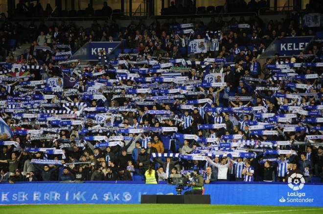 La afición de la Real con las bufandas en alto en el Reale Arena (Foto:Real Sociedad)