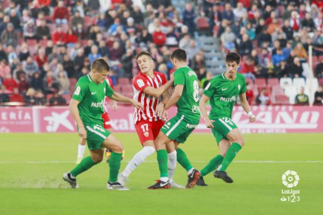 Lance del partido entre el Almería y el Sporting (Foto: LaLiga).