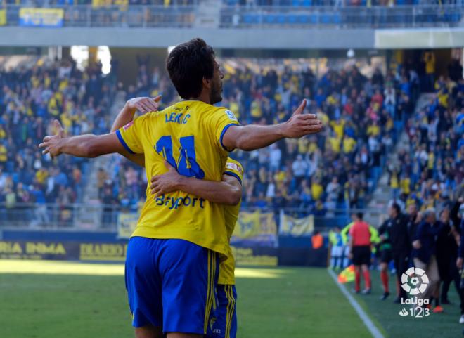 Dejan Lekic celebra su gol en el Cádiz-Elche (Foto: LaLiga).
