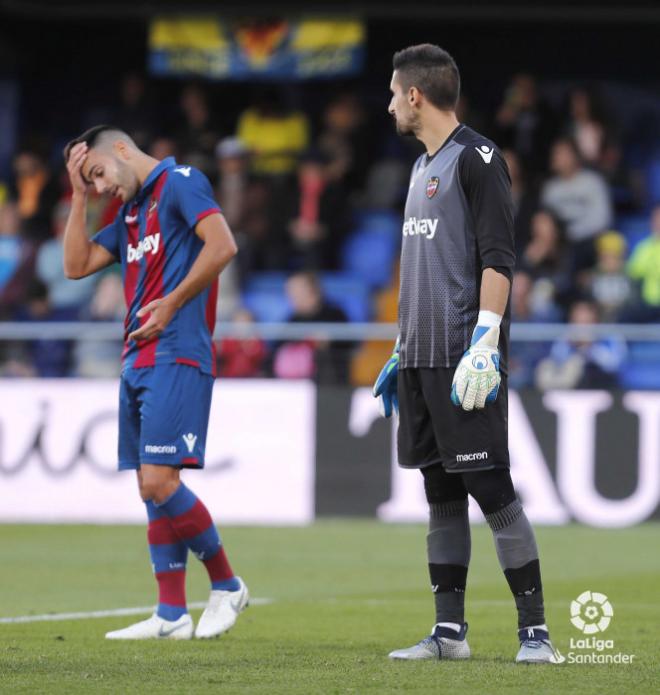 Róber y Oier se lamentan tras el gol rival. (Foto: LaLiga)