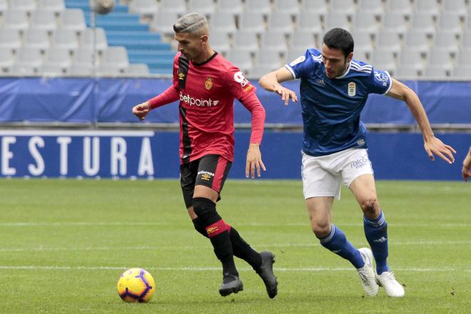Ramón Folch presiona a Salva Sevilla en el Real Oviedo-Mallorca (Foto: Luis Manso).