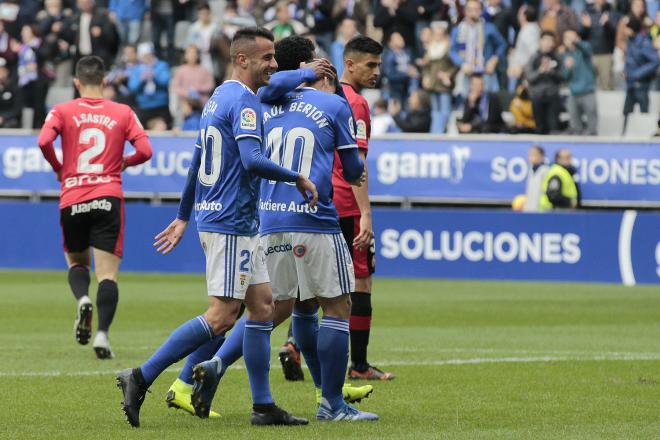 Tejara y Saúl Berjón, felices durante el Real Oviedo-Mallorca (Foto: Luis Manso).