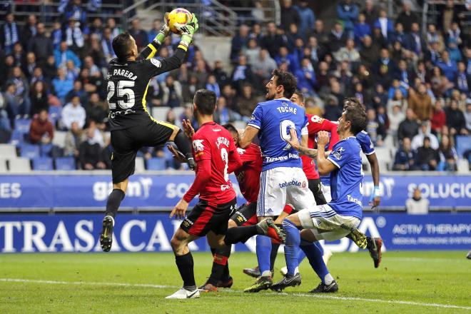 Perera atrapa un balón ante Toché en el Real Oviedo-Mallorca (Foto: Luis Manso).