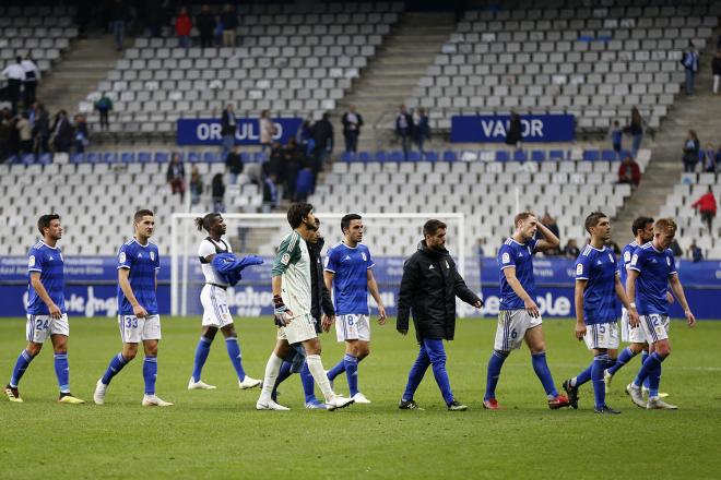 Los jugadores del Real Oviedo abandonan el Carlos Tartiere tras el empate ante el Mallorca (Foto: Luis Manso).