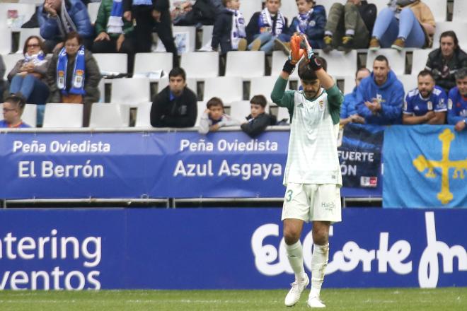 Nereo Champagne aplaude durante el Real Oviedo-Mallorca (Foto: Luis Manso).